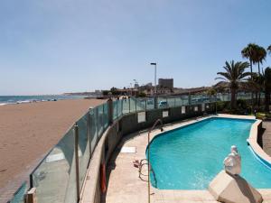 una piscina junto a una playa de arena en Apartment Las Burras Aquarius09, en San Agustín