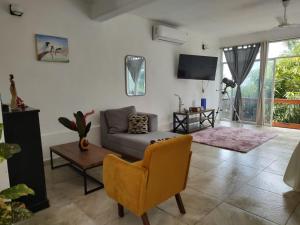 a living room with a couch and a tv at departamento huella in Zihuatanejo