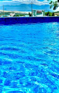 een zwembad met blauw water erin bij Starlite Vintage Resort in Buckskin Joe