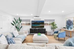 un salon avec un canapé et une télévision dans l'établissement Ocean Villa Prime Bokarina Beach Location with Pool, à Bokarina 31 autres photos