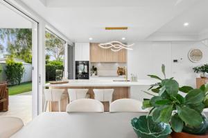 une cuisine et une salle à manger avec une table et des chaises dans l'établissement Ocean Villa Prime Bokarina Beach Location with Pool, à Bokarina