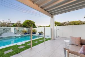 une image d'une piscine dans une maison dans l'établissement Ocean Villa Prime Bokarina Beach Location with Pool, à Bokarina