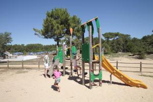 Ο χώρος παιχνιδιού για παιδιά στο Domaine Résidentiel de Plein Air Odalys Les Demoiselles