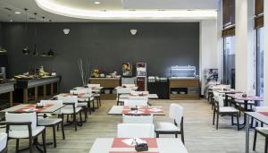 Reštaurácia alebo iné gastronomické zariadenie v ubytovaní Ilunion Valencia 3