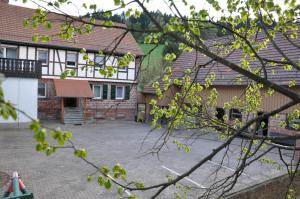 un patio vacío en una casa con edificios en Ferienwohnungen Zur Mühle, en Mossautal