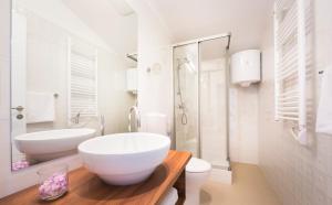 Baño blanco con lavabo y aseo en Apartments Atlanta - Liburnia, en Lovran