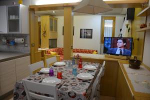 A television and/or entertainment centre at Casa Gibiseo