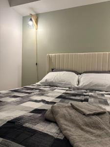 een slaapkamer met een bed met een deken en een lamp bij Cé La Vie in Québec