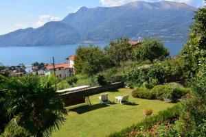 un jardín con vistas al lago y a las montañas en Casa Gibiseo, en Bellano