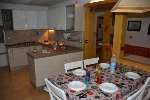 A kitchen or kitchenette at Casa Gibiseo