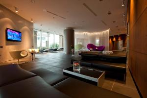 TV a/nebo společenská místnost v ubytování Best Western Plus The Hub Hotel