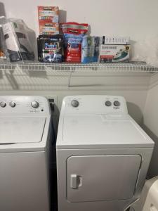 een koelkast met een fornuis en een plank met etenswaren bij Cé La Vie in Québec