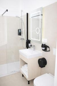 ein Badezimmer mit Waschbecken und Dusche in der Unterkunft Niko Hotel am Hannover Hbf in Hannover