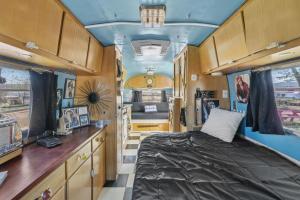 een slaapkamer in een camper met een bed erin bij Starlite Vintage Resort in Buckskin Joe