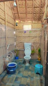 Et badeværelse på Om Shanti Om Home Stay & Cafe Hampi + 36 billeder