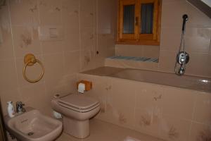 A bathroom at Casa Gibiseo Még 37 kép