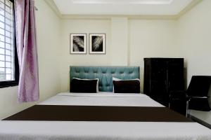 Giường trong phòng chung tại Hotel O Ring Road Nagpur Formerly Glory Inn