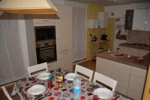 A kitchen or kitchenette at Casa Gibiseo