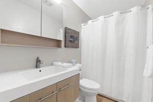 een witte badkamer met een toilet en een wastafel bij 1st Ashore-Beachfront-Pet Friendly in St. George Island +30 foto's