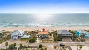 een luchtzicht op een huis op het strand bij 1st Ashore-Beachfront-Pet Friendly in St. George Island