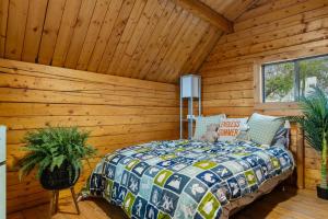 een slaapkamer met een bed in een blokhut bij Starlite Vintage Resort in Buckskin Joe +250 foto's