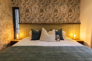 een bed met een teddybeer bovenop bij Rústica Estate in Quindalup +7 foto's