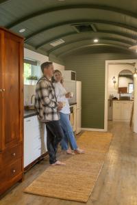 een man en een vrouw staan in een keuken bij Rústica Estate in Quindalup