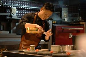 Een man bereidt eten in een keuken. bij THE BLESS Awaji in Sumoto