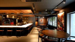 un ristorante con tavoli e sedie e una cucina di THE BLESS Awaji a Sumoto