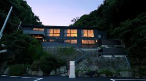 een huis op een heuvel met lichten aan bij THE BLESS Awaji in Sumoto