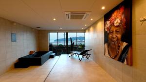una hall con un grande dipinto di una donna sul muro di THE BLESS Awaji a Sumoto Altre 21 foto