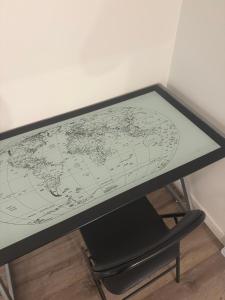 een zwart-witte tafel met een kaart erop bij Cé La Vie in Québec