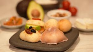 een bord eten met sushi op tafel bij THE BLESS Awaji in Sumoto +21 foto's