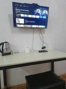 una TV a schermo piatto seduta sopra una scrivania di Tattoo's Hotel a Ban Chak Phai
