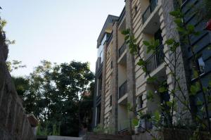 un edificio in mattoni con balcone sul lato di Kings Land Hotel a Lalībela Altre 45 foto