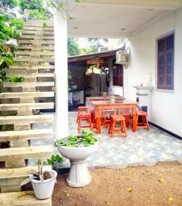 een patio met een tafel en stoelen en een trap bij S & S Homestay in Walliwala East