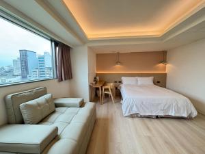 Postel nebo postele na pokoji v ubytování 浮逸旅館 - 台中車站館 - 近宮原眼科和LaLaport