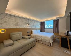 Postel nebo postele na pokoji v ubytování 浮逸旅館 - 台中車站館 - 近宮原眼科和LaLaport + 9 fotografií