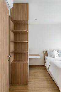une chambre avec un lit et une étagère dans l'établissement Homie Apartmant l Vinhomes Grand Park, à Hô-Chi-Minh-Ville