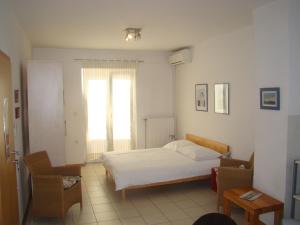 um quarto com uma cama branca e uma janela em Villa Lipa em Zadar