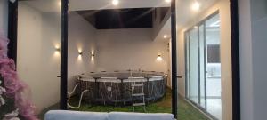 een kamer met een bad in het midden van een kamer bij House - Huanchaco in Huanchaco +48 foto's