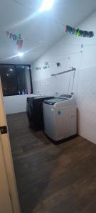 een kamer met een kamer met een muur met een tv bij House - Huanchaco in Huanchaco