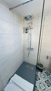 ein Badezimmer mit einer Dusche und blauem Boden in der Unterkunft IezerVenture Cabins - Pattaya in Şelari + 26 Fotos