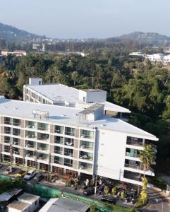 une vue aérienne d'un grand bâtiment blanc dans l'établissement The Regent Phuket Bangtao Beach, à Bang Tao Beach
