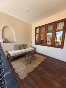 un soggiorno con un divano e un tavolo di Barbados Terrace a Ko Samed