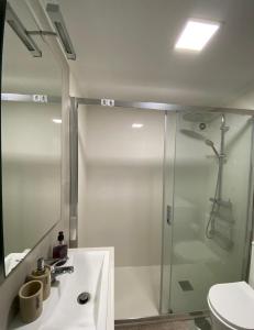 een badkamer met een douche en een wastafel bij Aveiro Studio Alboi in Aveiro
