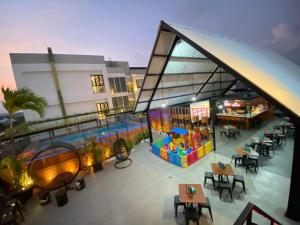 Een bovenaanzicht van een restaurant met een zwembad en tafels. bij Regantris Malioboro in Yogyakarta