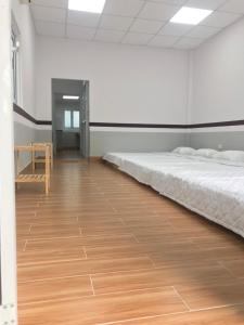 Cette chambre dispose d'un lit et de parquet. dans l'établissement Home Sun Moon - Phan Thiết, à Phan Thiết