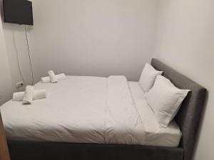 En eller flere senge i et værelse på Sir Fundeni Hotel