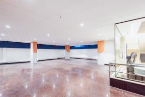 a large empty room with a glass wall at Treebo SS Residency Gandhi Nagar in Vijayawāda +37 photos